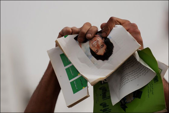 الشعب الليبي الثائر يحرق الكتاب الاخضر ويطالب بدستور! صورة رقم 3 الشعب الليبي الثائر يحرق الكتاب الاخضر ويطالب بدستور! صورة رقم 3