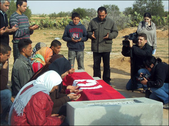 والدة البوعزيزي: فخورة بإبني فهو شعلة تضيء أمتنا والعالم!! صورة رقم 2 والدة البوعزيزي: فخورة بإبني فهو شعلة تضيء أمتنا والعالم!! صورة رقم 2