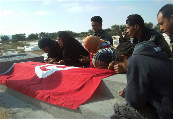 والدة البوعزيزي: فخورة بإبني فهو شعلة تضيء أمتنا والعالم!! صورة رقم 4 والدة البوعزيزي: فخورة بإبني فهو شعلة تضيء أمتنا والعالم!! صورة رقم 4