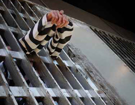 قضيان السجن تحفز المعتقلين على الاستمرار في الاحتيال!! صورة رقم 1 قضيان السجن تحفز المعتقلين على الاستمرار في الاحتيال!! صورة رقم 1