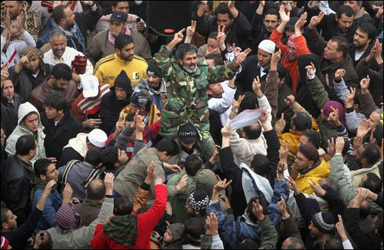 الدبابات تجتاح الزاوية وإسقاط طائرة حربية في راس لانوف صورة رقم 4 الدبابات تجتاح الزاوية وإسقاط طائرة حربية في راس لانوف صورة رقم 4