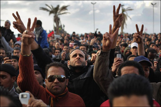 الدبابات تجتاح الزاوية وإسقاط طائرة حربية في راس لانوف صورة رقم 8 الدبابات تجتاح الزاوية وإسقاط طائرة حربية في راس لانوف صورة رقم 8