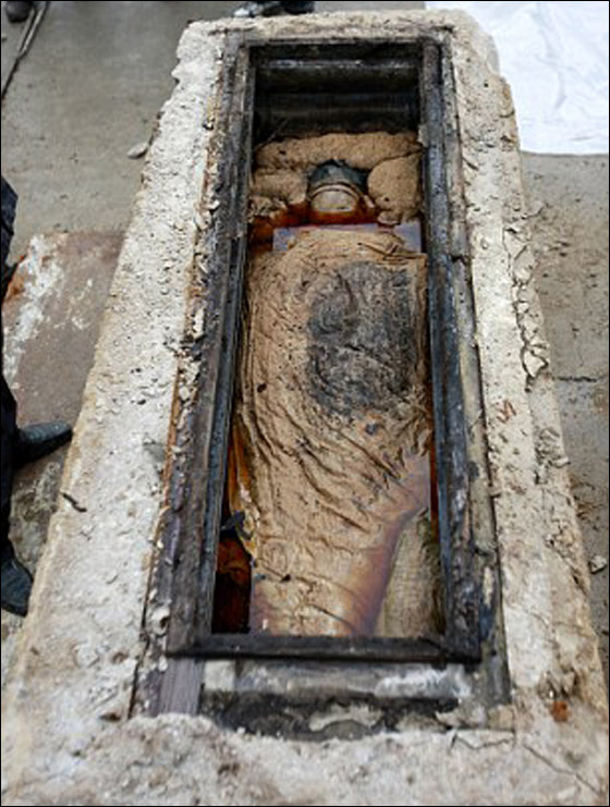 العثور على مومياء عمرها 700 سنة بجانب مقبرتين.. وبحالة جيدة! صورة رقم 2 العثور على مومياء عمرها 700 سنة بجانب مقبرتين.. وبحالة جيدة! صورة رقم 2