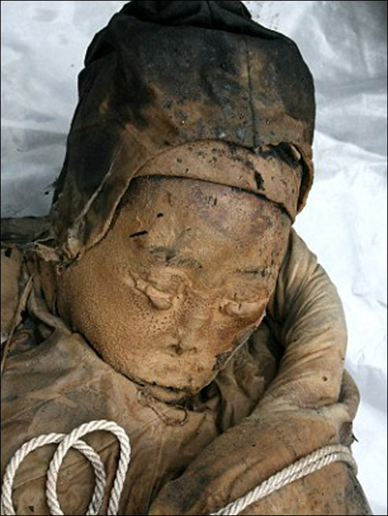 العثور على مومياء عمرها 700 سنة بجانب مقبرتين.. وبحالة جيدة! صورة رقم 4 العثور على مومياء عمرها 700 سنة بجانب مقبرتين.. وبحالة جيدة! صورة رقم 4