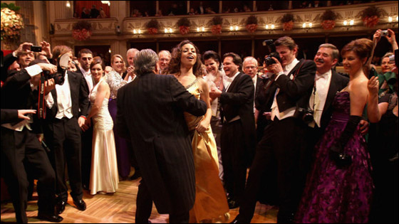 روبي المغربية تخطف الاضواء برقصاتها المثيرة في فيينا  صورة رقم 7