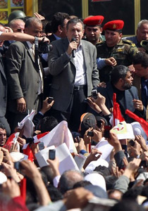 مصر: متظاهرون اقتحموا مقار جهاز مباحث أمن الدولة بعد حرق ملفات إدانة للضباط صورة رقم 1 مصر: متظاهرون اقتحموا مقار جهاز مباحث أمن الدولة بعد حرق ملفات إدانة للضباط صورة رقم 1