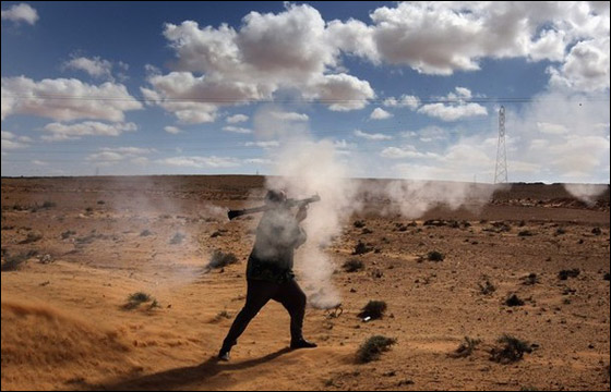 قصف عنيف لمدينة الزاوية والثوار يتصدون للطائرات في رأس لانوف صورة رقم 2