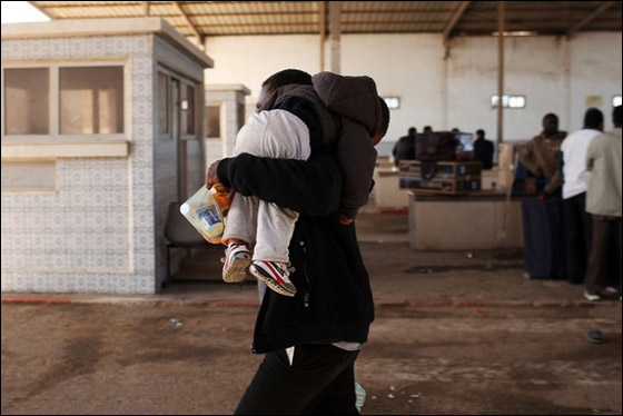 قصف عنيف لمدينة الزاوية والثوار يتصدون للطائرات في رأس لانوف صورة رقم 7