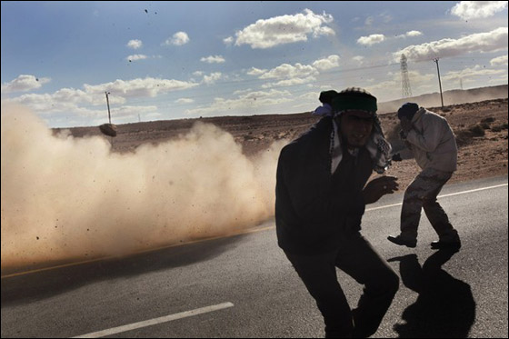 قصف عنيف لمدينة الزاوية والثوار يتصدون للطائرات في رأس لانوف صورة رقم 5