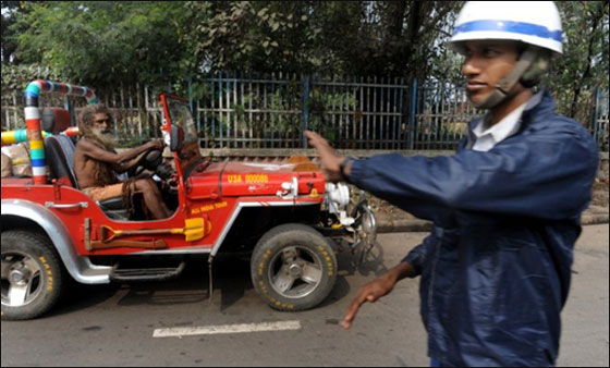 الهند: غرامة المخالفة المرورية هي العمل بتنظيم المرور! صورة رقم 1