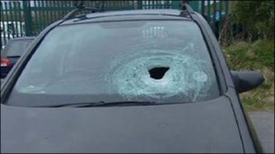 شاب يقذف حجرا من فوق الجسر ويصيب طفلا داخل سيارة بوجهه صورة رقم 2