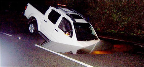 بشكل مفاجئ.. تنشق الارض وتبتلع سيارة بداخلها ركاب!! صورة رقم 1