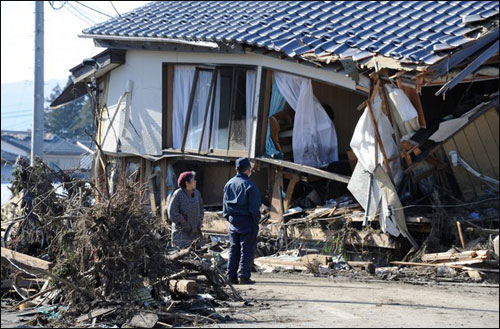 تجاهل التحذيرات وظلّ يصور تسونامي حتى جرفته! صورة رقم 1 تجاهل التحذيرات وظلّ يصور تسونامي حتى جرفته! صورة رقم 1