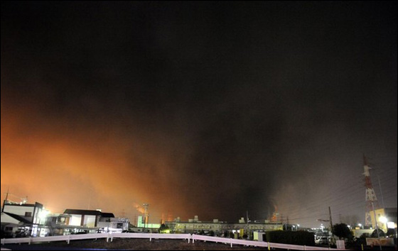 تجاهل التحذيرات وظلّ يصور تسونامي حتى جرفته! صورة رقم 9 تجاهل التحذيرات وظلّ يصور تسونامي حتى جرفته! صورة رقم 9