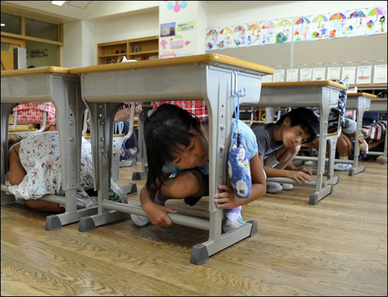 تجاهل التحذيرات وظلّ يصور تسونامي حتى جرفته! صورة رقم 7 تجاهل التحذيرات وظلّ يصور تسونامي حتى جرفته! صورة رقم 7