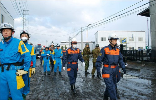 تجاهل التحذيرات وظلّ يصور تسونامي حتى جرفته! صورة رقم 2 تجاهل التحذيرات وظلّ يصور تسونامي حتى جرفته! صورة رقم 2