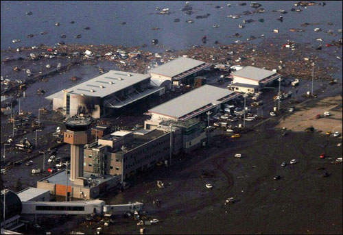 تجاهل التحذيرات وظلّ يصور تسونامي حتى جرفته! صورة رقم 3 تجاهل التحذيرات وظلّ يصور تسونامي حتى جرفته! صورة رقم 3