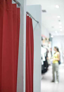 الكويت: احتجاز بائع  يبصبص على النساء في غرفة القياس!! صورة رقم 1