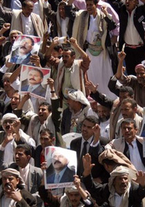 بلطجية النظام اليمني وأجهزة أمنه يهاجمون المعتصمين في صنعاء صورة رقم 1