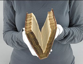 ترميم انجيل معدّ يدويا في عام 1820 بـ 225 ألف دلار صورة رقم 1