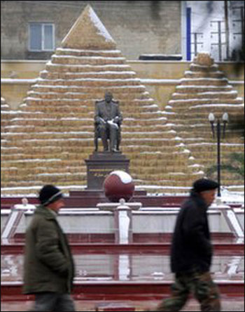 تمثال مبارك استقر في مخزن للمهملات!! صورة رقم 1