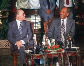 اسرار علاقة السادات باسرائيل وسبب اختياره مبارك نائبا له  صورة رقم 1