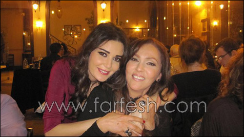 ماجدة الرومي تضع يدها على بطن سيرين لتطمئن على الجنين!  صورة رقم 6