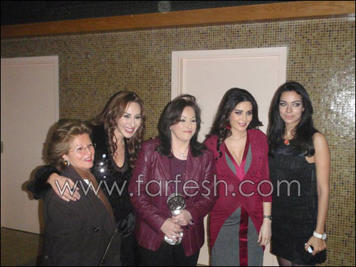 ماجدة الرومي تضع يدها على بطن سيرين لتطمئن على الجنين!  صورة رقم 4