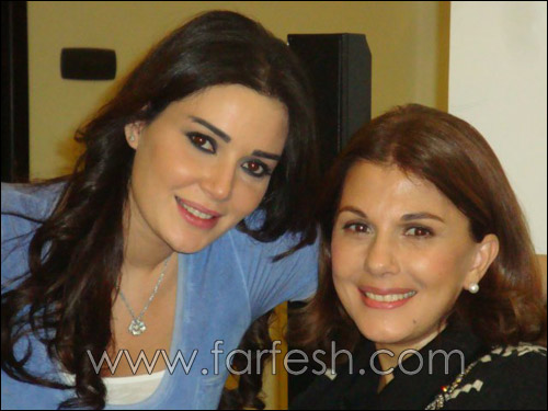 ماجدة الرومي تضع يدها على بطن سيرين لتطمئن على الجنين!  صورة رقم 5