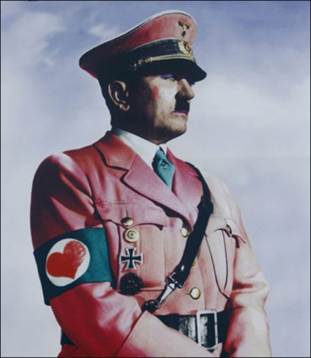 التحقيق مع الماني استخدم اعلام الصليب المعقوف كستائر!  صورة رقم 1