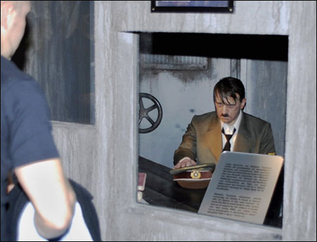 التحقيق مع الماني استخدم اعلام الصليب المعقوف كستائر!  صورة رقم 2