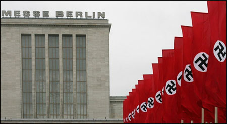 التحقيق مع الماني استخدم اعلام الصليب المعقوف كستائر!  صورة رقم 3