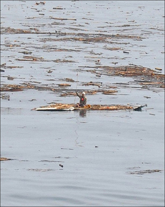 نجاة ياباني من تسونامي بفضل.. سقف منزله!! صورة رقم 1