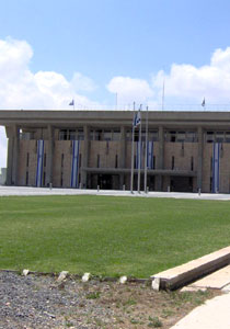 صفقة تسريب أملاك بين البطريرك ثيوفولوس ومتمولين يهود في القدس صورة رقم 2