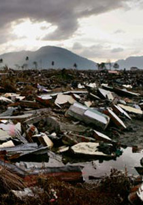 للمرة الثانية.. نجاة مواطن اندونيسي من تسونامي عنيف!! صورة رقم 1