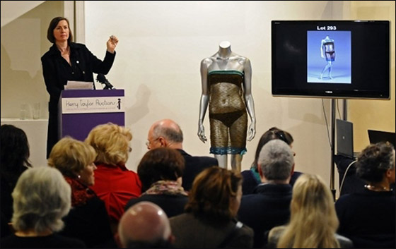 فستان شفاف ارتدته خطيبة الأمير وليام يباع بـ 105 آلاف دولار  صورة رقم 3