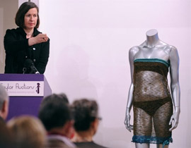 فستان شفاف ارتدته خطيبة الأمير وليام يباع بـ 105 آلاف دولار  صورة رقم 1