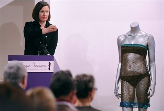 فستان شفاف ارتدته خطيبة الأمير وليام يباع بـ 105 آلاف دولار  صورة رقم 4