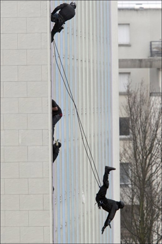 مجرم هرب من الشرطة فعلّق نفسه في الهواء 3 ساعات! صورة رقم 3 مجرم هرب من الشرطة فعلّق نفسه في الهواء 3 ساعات! صورة رقم 3