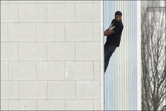 مجرم هرب من الشرطة فعلّق نفسه في الهواء 3 ساعات! صورة رقم 7 مجرم هرب من الشرطة فعلّق نفسه في الهواء 3 ساعات! صورة رقم 7