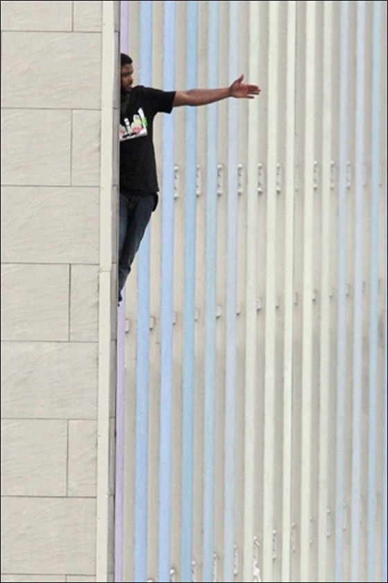 مجرم هرب من الشرطة فعلّق نفسه في الهواء 3 ساعات! صورة رقم 10 مجرم هرب من الشرطة فعلّق نفسه في الهواء 3 ساعات! صورة رقم 10