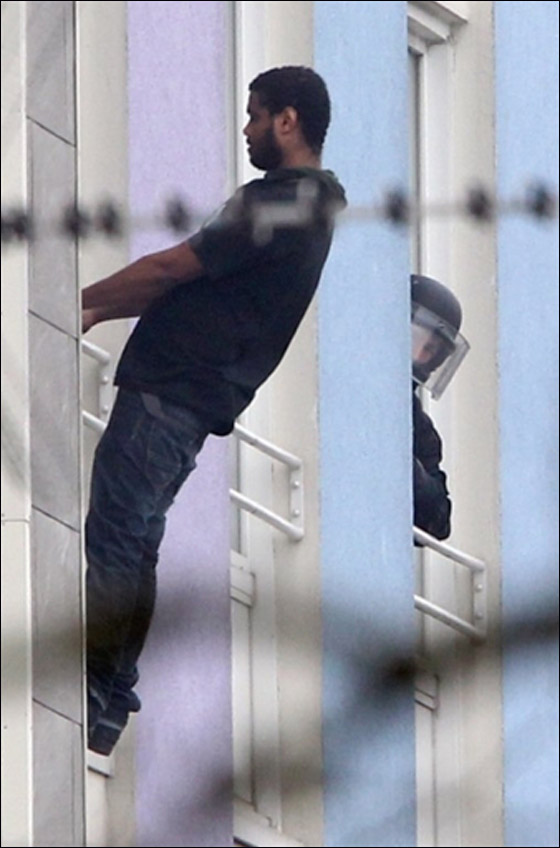 مجرم هرب من الشرطة فعلّق نفسه في الهواء 3 ساعات! صورة رقم 9 مجرم هرب من الشرطة فعلّق نفسه في الهواء 3 ساعات! صورة رقم 9