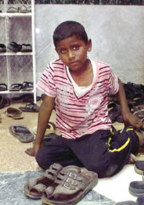 أسلوب جديد: اخشع في صلاتك ونحن نحرس حذاءك أسلوب جديد: اخشع في صلاتك ونحن نحرس حذاءك