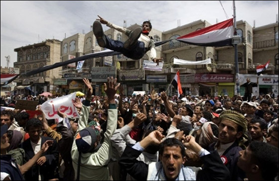 أكثر من 40 قتيلا في هجوم على المعتصمين في ساحة التغيير باليمن صورة رقم 2 أكثر من 40 قتيلا في هجوم على المعتصمين في ساحة التغيير باليمن صورة رقم 2