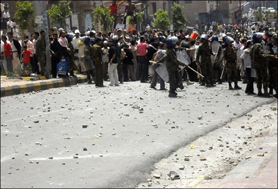 أكثر من 40 قتيلا في هجوم على المعتصمين في ساحة التغيير باليمن صورة رقم 1 أكثر من 40 قتيلا في هجوم على المعتصمين في ساحة التغيير باليمن صورة رقم 1