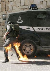 اشتعال النار في ضابط اسرائيلي اثر مواجهات مع فلسطينيين!! صورة رقم 1