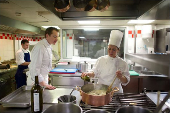 اشهر طباخ فرنسي يعلم فنون الطهي للفقيرات!   صورة رقم 4