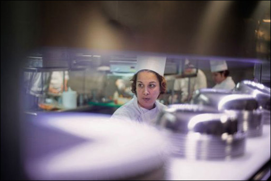 اشهر طباخ فرنسي يعلم فنون الطهي للفقيرات!   صورة رقم 8