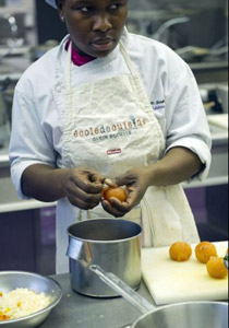 اشهر طباخ فرنسي يعلم فنون الطهي للفقيرات!   صورة رقم 1