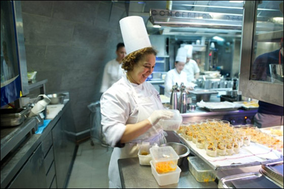 اشهر طباخ فرنسي يعلم فنون الطهي للفقيرات!   صورة رقم 5